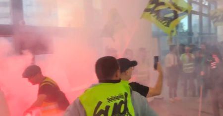 Protesty w Paryżu. Moment szturmu na budynek ministerstwa