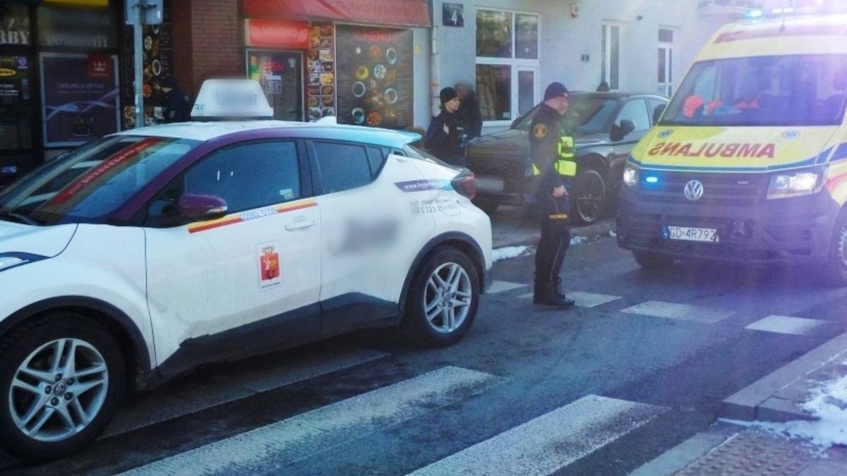 Taksówka stanęła na pasach.