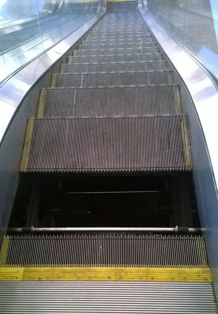 Brakujący stopień w działających schodach.