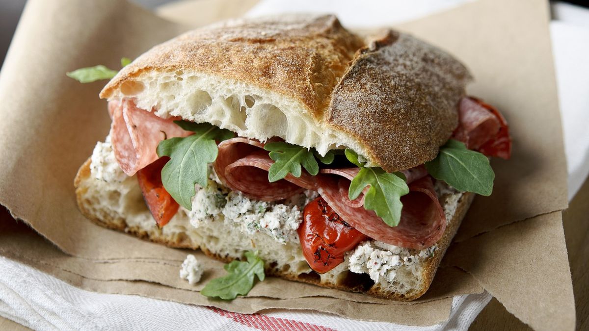 Na punkcie tej kanapki oszaleli Amerykanie. Chrupiąca włoska bułeczka wypełniona geniaolnym farszem