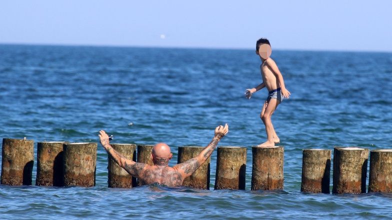 Nieroztropny Patryk Vega oprowadza dzieci po falochronie