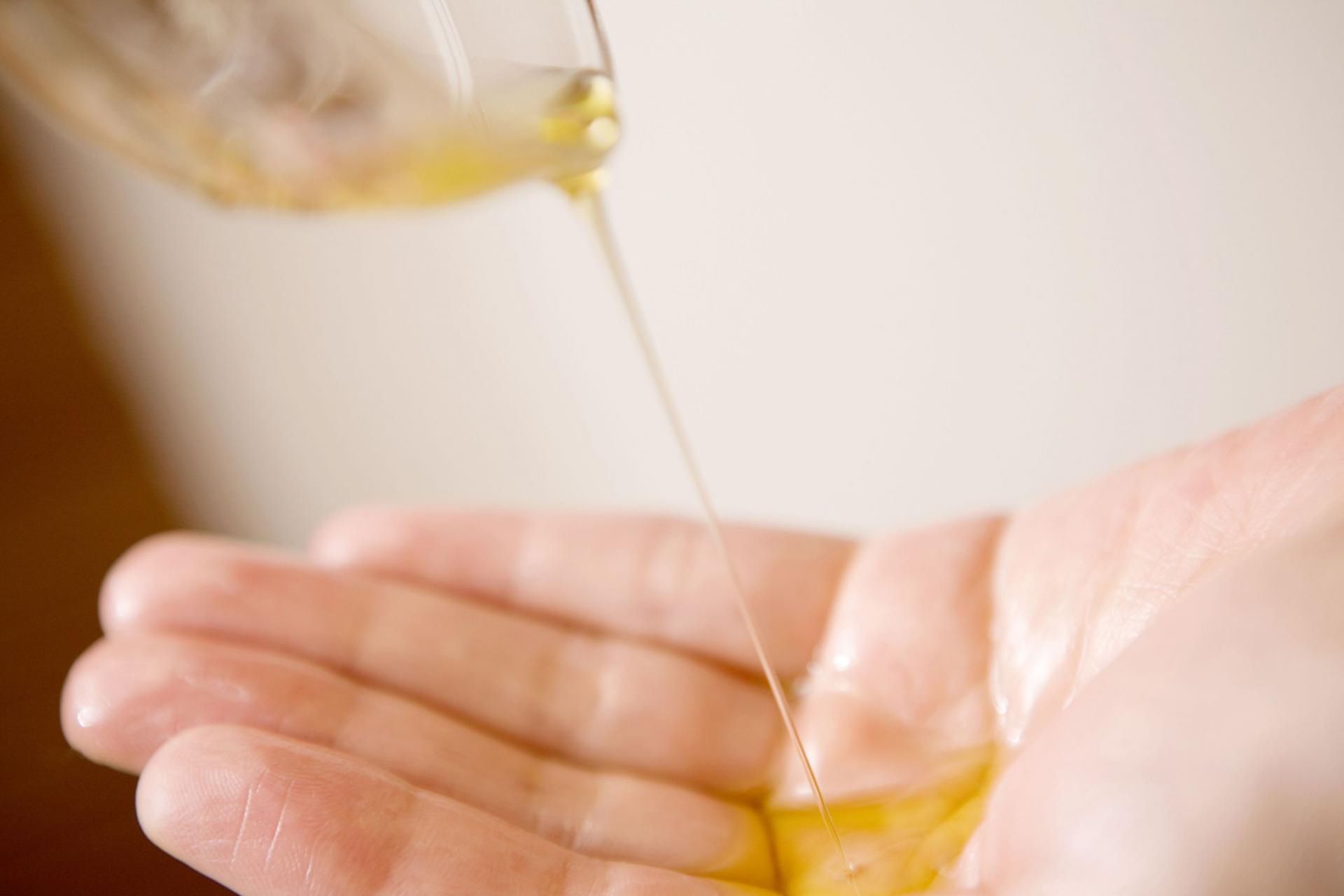 Olejek z nasion brokułów nawilża, hamuje procesy starzenia i rewitalizuje