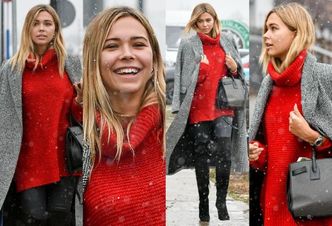 #TRENDY: Sandra Kubicka w czerwonym golfie i płaszczu w kratkę