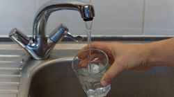 Zatruwa organizm. Może być wodzie z kranu i dymie papierosowym