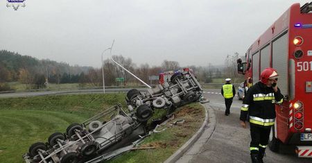 Wypadek na obwodnicy Puław. Ciężarówka spadła z nasypu i dachowała [zdjęcia]