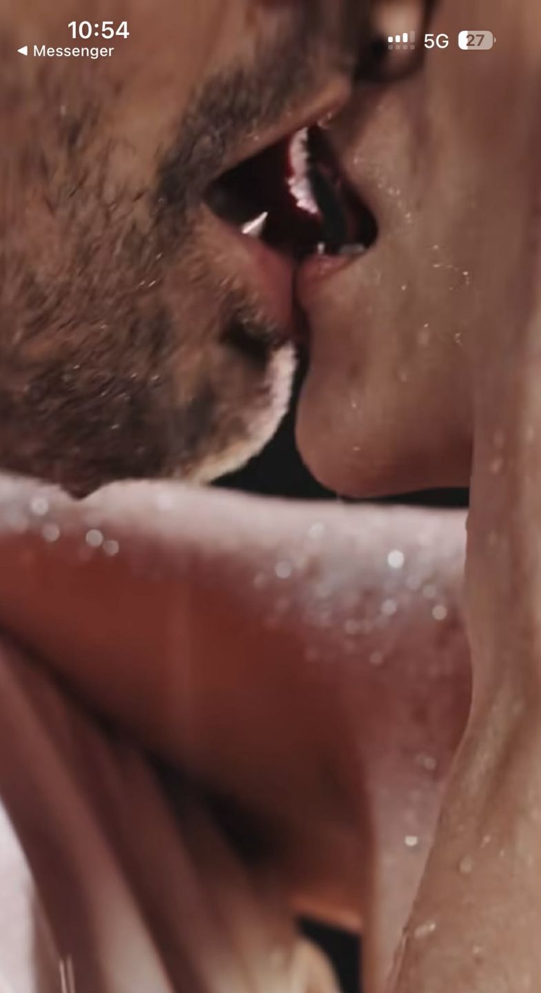 Agnieszka Kaczorowska i Marcin Rogacewicz całują się w strugach 