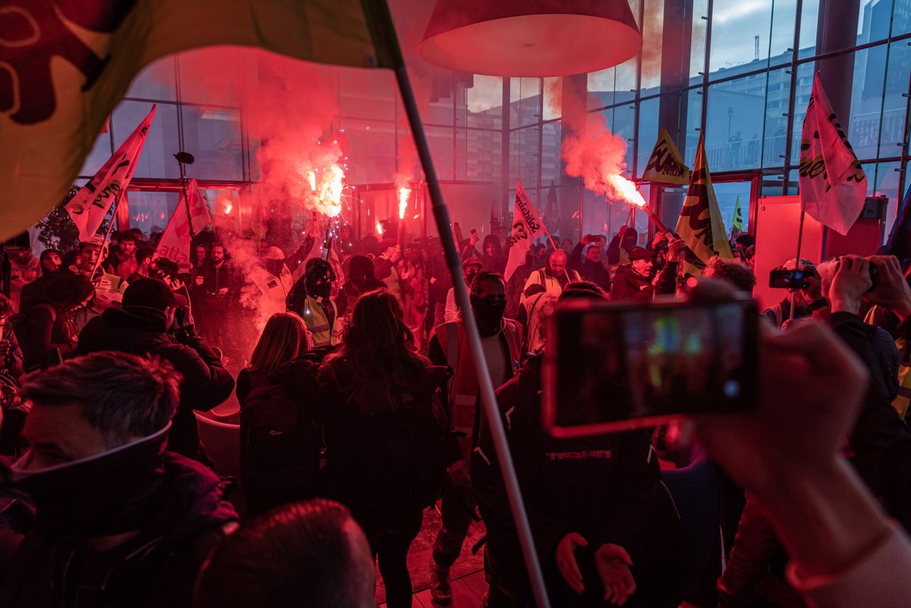 Paryż. Protestujący przeciwko reformie emerytalnej wdarli się do gmachu giełdy