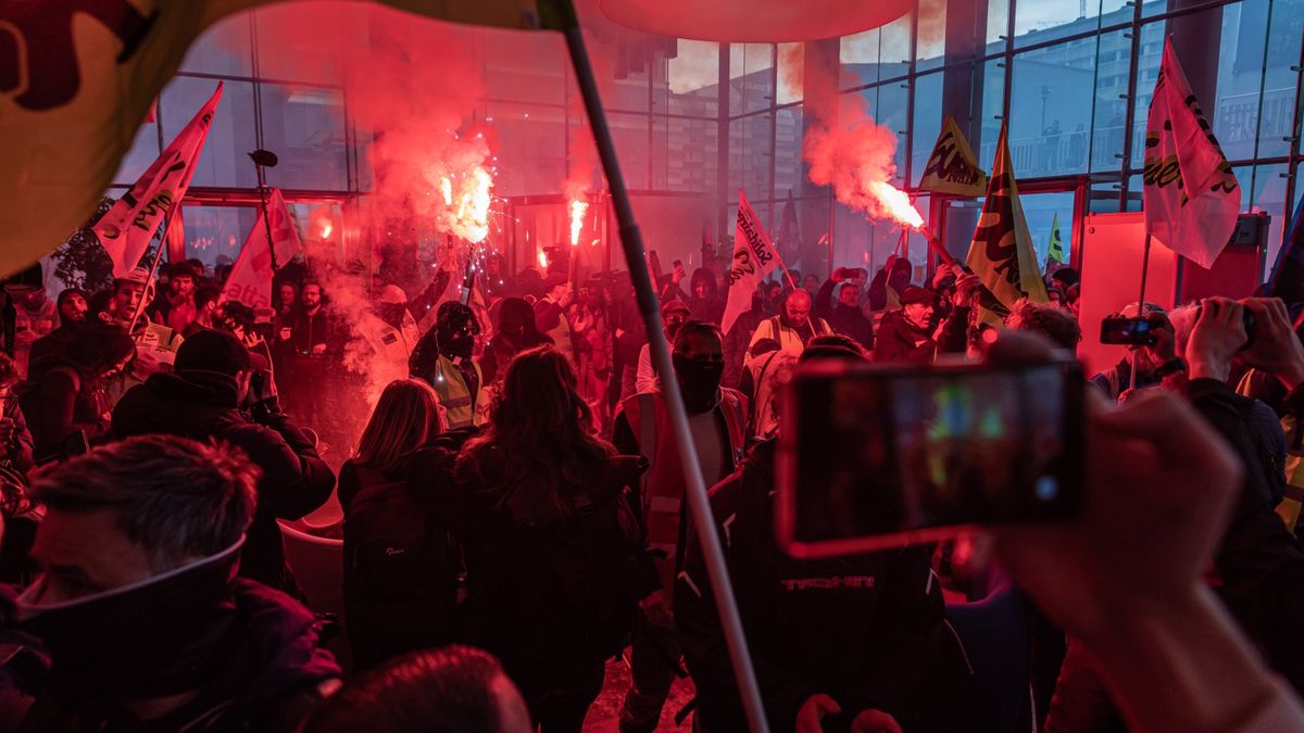 Paryż. Protestujący przeciwko reformie emerytalnej wdarli się do gmachu giełdy