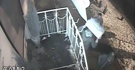 Ukradli drewnianą donicę spod restauracji w Lublinie. Rozpoznajesz tych ludzi? (wideo)
