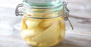 Włóż gruszki do słoików i zalej. Doskonały dodatek do mięs