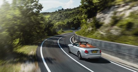 Rolls-Royce Dawn Silver Bullet to limitowany, dwuosobowy roadster o długości 5,3 metra