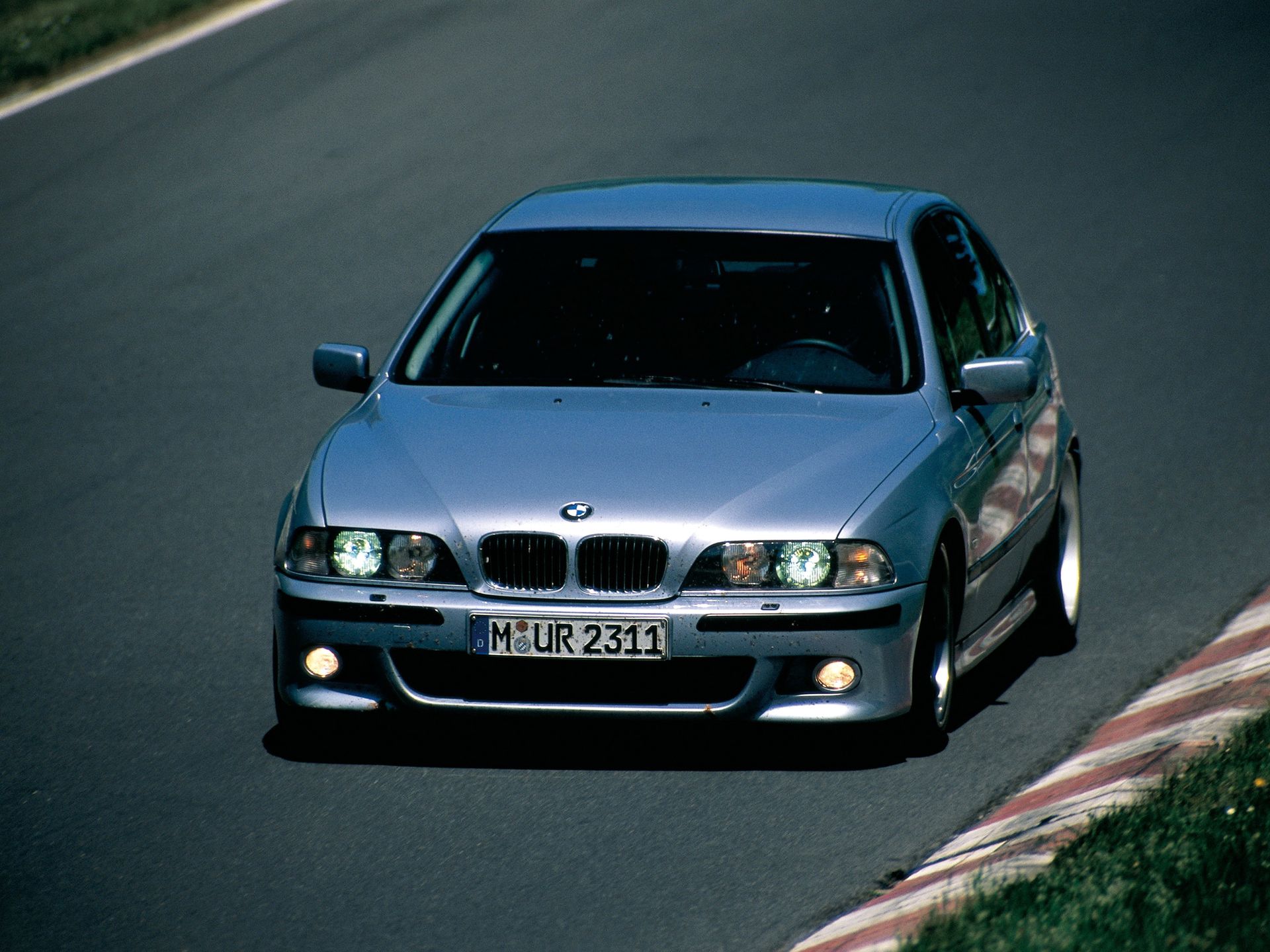 BMW M5 może być eksploatowane zgodnie z przeznaczeniem, ale wówczas trzeba rygorystycznie przestrzegać serwisu i dbać o auto z najwyższą starannością.