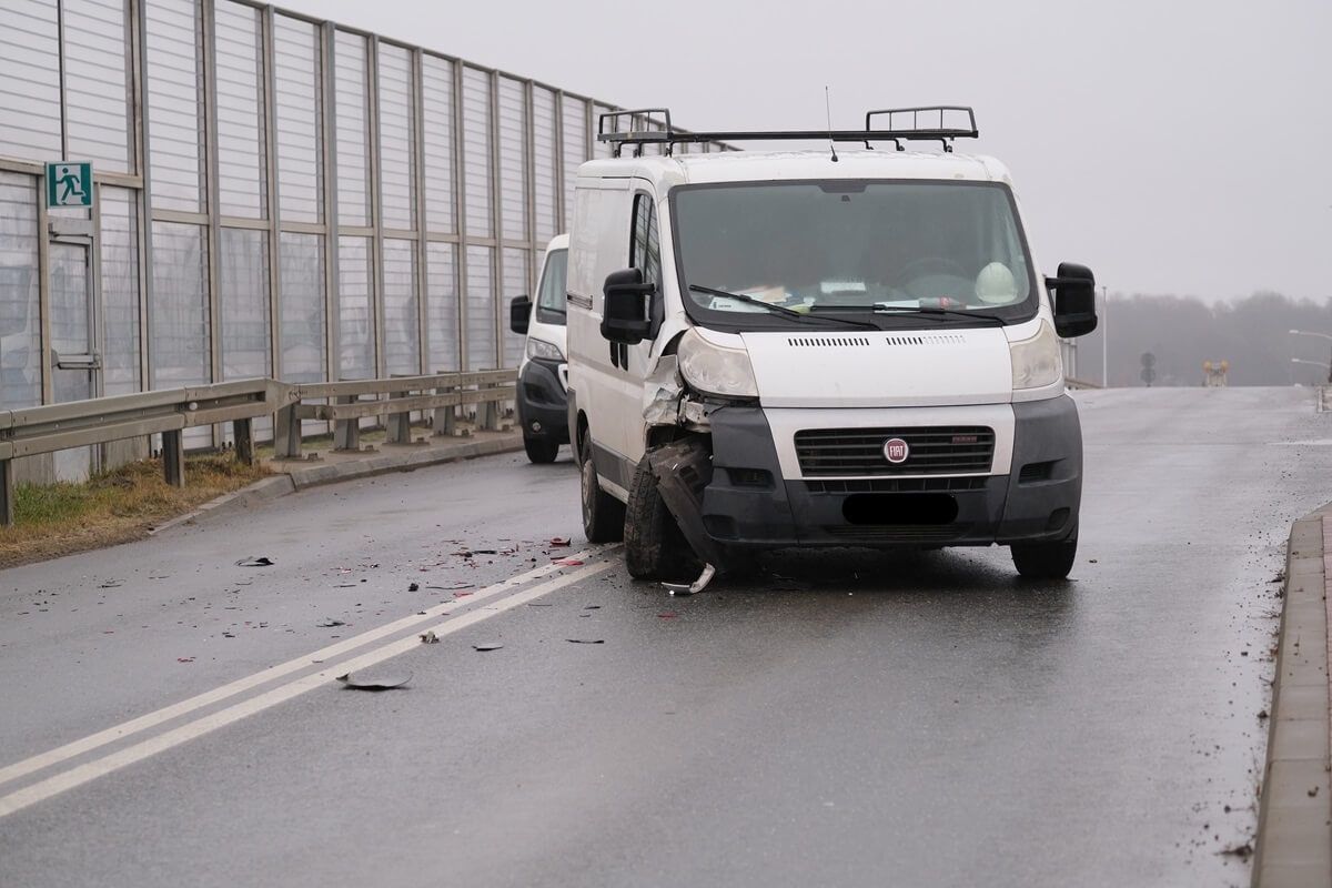 Zderzenie kilku pojazdów na wiadukcie nad S19 w Snopkowie