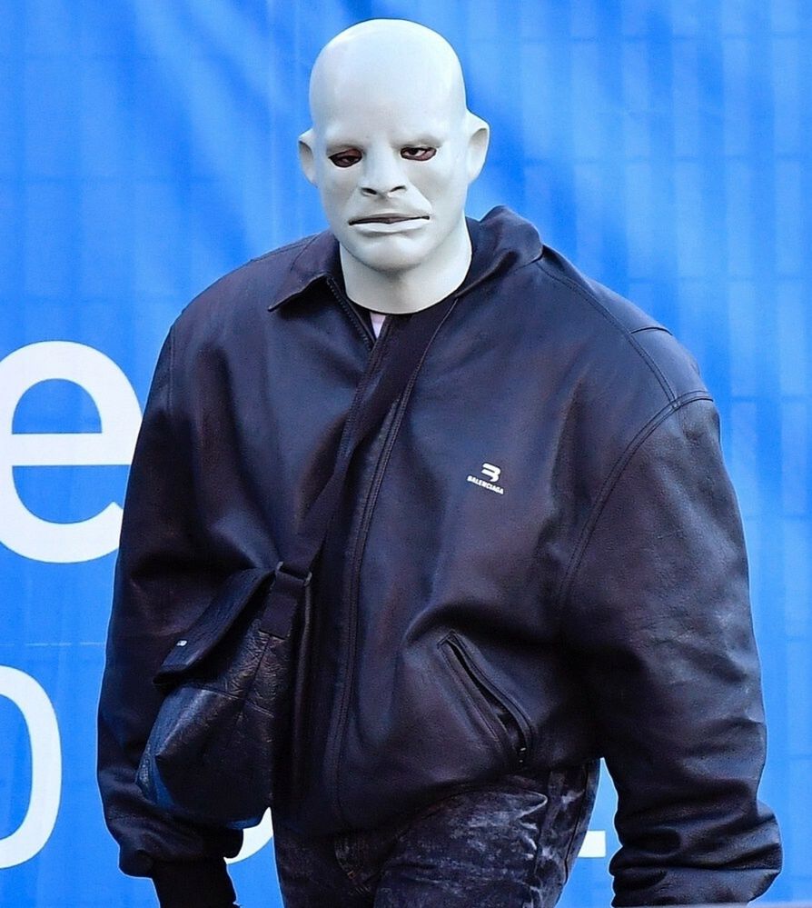 Kanye West przeraża w masce na weneckim lotnisku