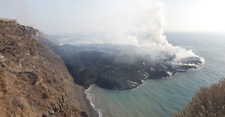 La Palma. Erupcja się nasila. Kolejny potok lawy wypływa z Cumbre Vieja