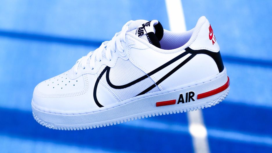 Sneakersy w białym kolorze pasują każdemu, bez względu na płeć, wiek, rozmiar