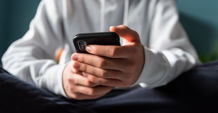 Podejrzane SMS-y trafiły do Polaków. Zachęcają do głosowania na PiS