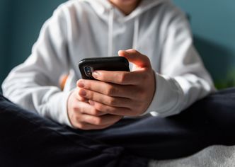 Podejrzane SMS-y trafiły do Polaków. Zachęcają do głosowania na PiS