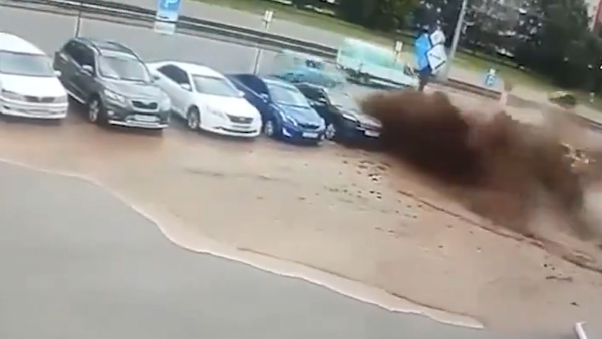 Wybuch rury wodnokanalizacyjnej 