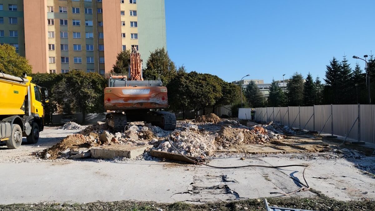 Prace rozbiórkowe starego budynku komisariatu przy ul. Walecznych
