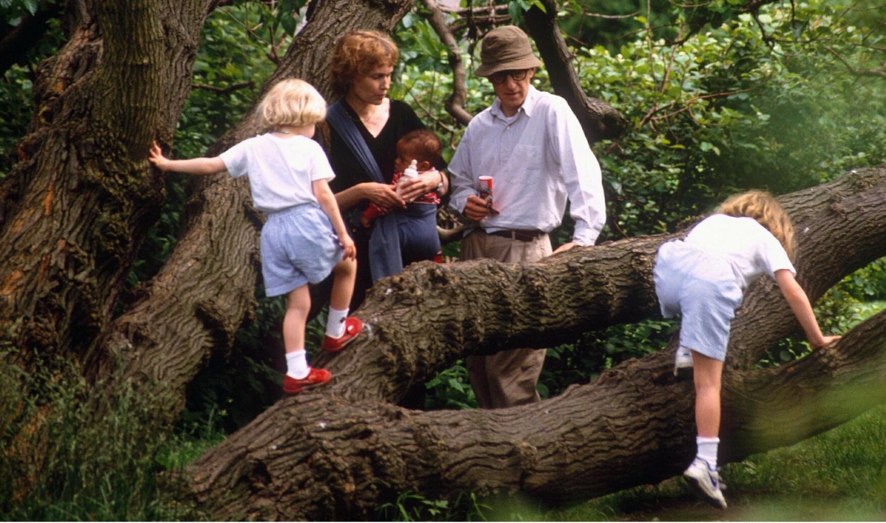 Mia Farrow i Woody Allen z dziećmi w 1992 r. // fot. ANGIE COQUERAN / Rex Features / 