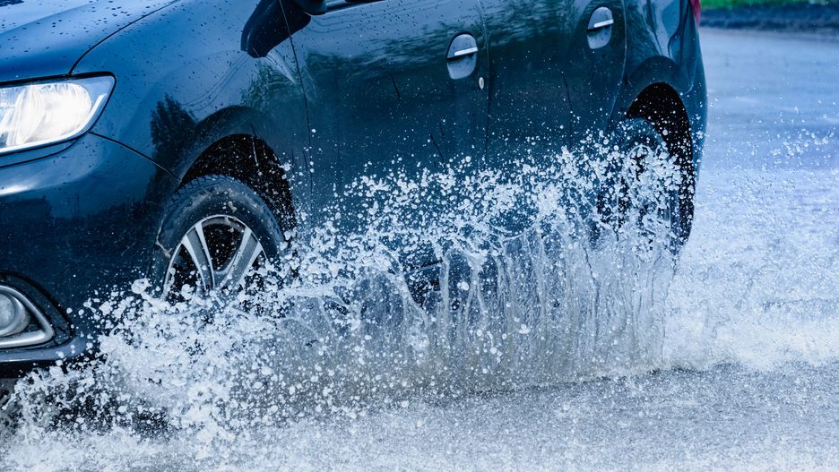 ulewa deszcz burza podtopienia ulica samochód