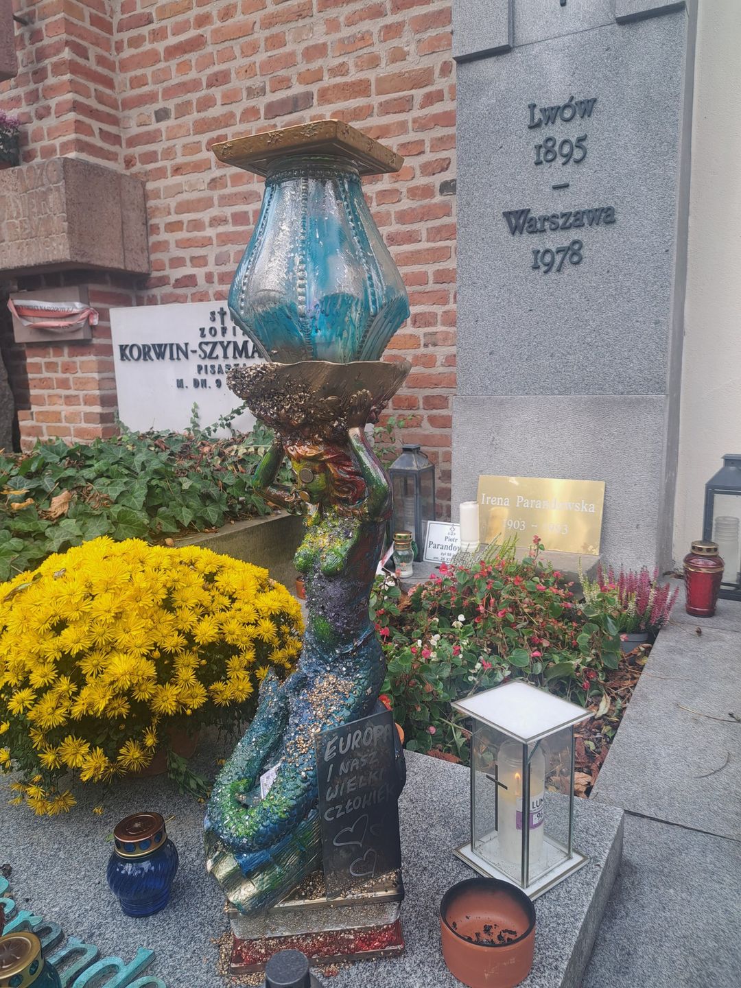 Ktoś zostawił znicz w kształcie syreny na grobie Parandowskiego.