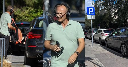 Andrzej Chyra w ogromnych słuchawkach na uszach parkuje swoje wysłużone BMW w NIEDOZWOLONYM MIEJSCU. Okulary nie pomogły? (ZDJĘCIA)