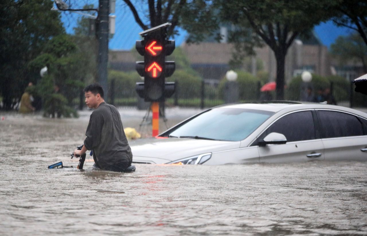 Chiny walczą z kataklizmem. Cud w podziemnym garażu 