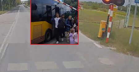 "Otwórz drzwi". Autobus na przejeździe. "Kierowca odsunięty"