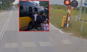 "Otwórz drzwi". Autobus na przejeździe. "Kierowca odsunięty"