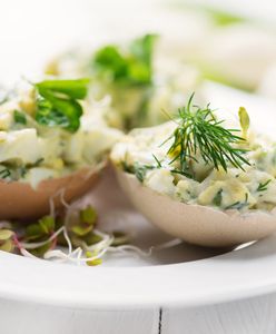 Elegancka wersja klasyki. Te jajka z pastą tuńczykową zawsze robią furorę na święta
