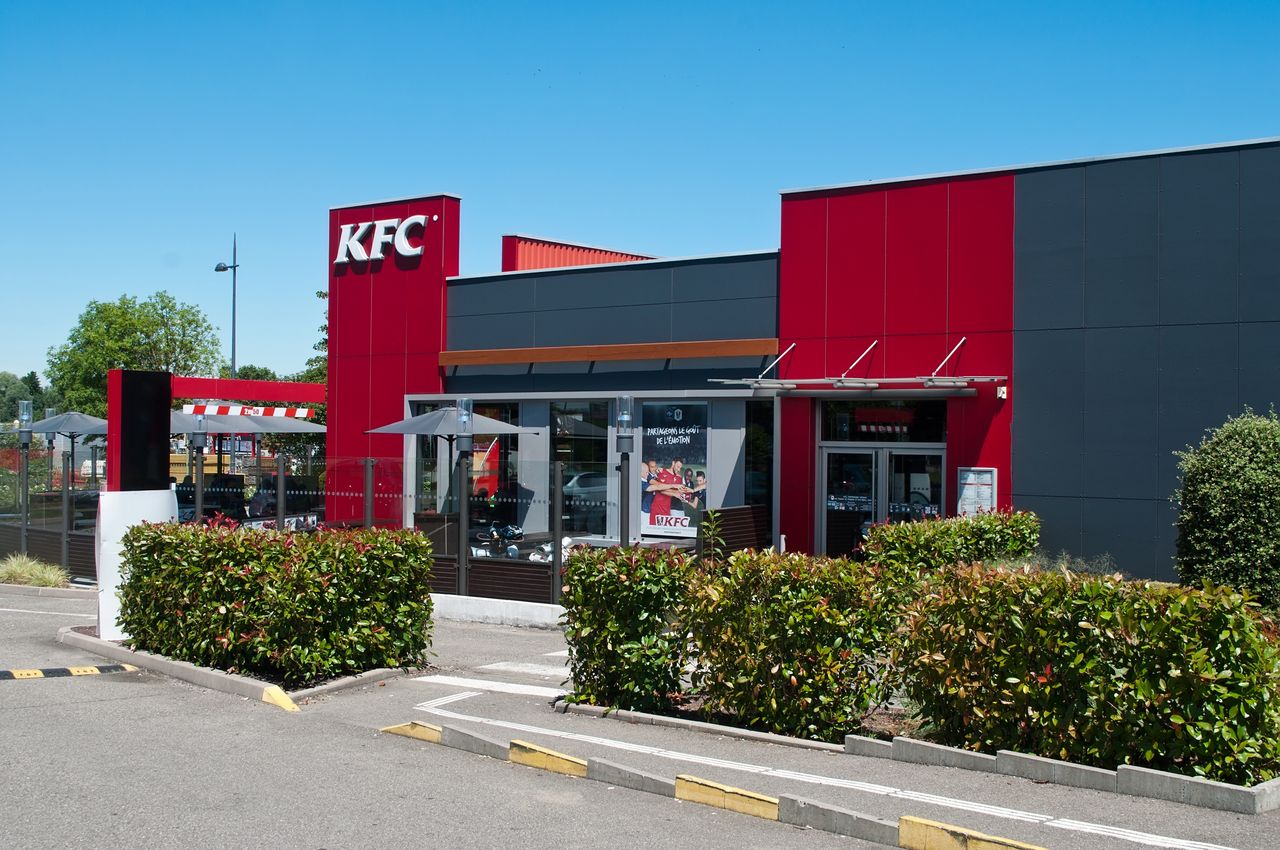Praca w KFC - ile można zarobić? Jakie dodatkowe benefity otrzymamy?