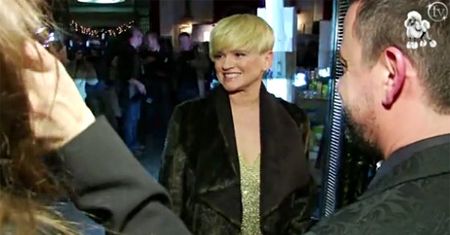 Figura w złotej mini sukience!