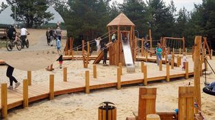 Klucze: Tuż przy Róży Wiatrów na Pustyni Błędowskiej powstał plac zabaw. Coraz więcej atrakcji przy polskiej Saharze