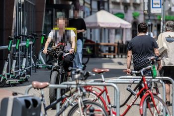Szaleństwo na chodnikach Wrocławia. Piesi kontra szybcy rowerzyści