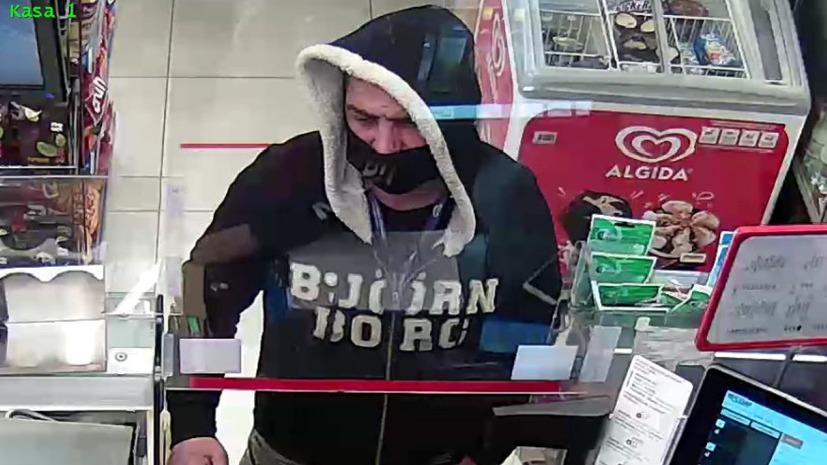 Ten mężczyzna najpierw dopuścił się kradzieży karty, a następnie dokonał za jej pomocą transakcji. Rozpoznajesz go?