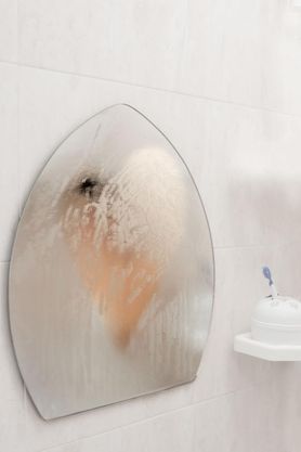 5 domowych sposobów na zaparowane lustro. Wypróbuj w łazience