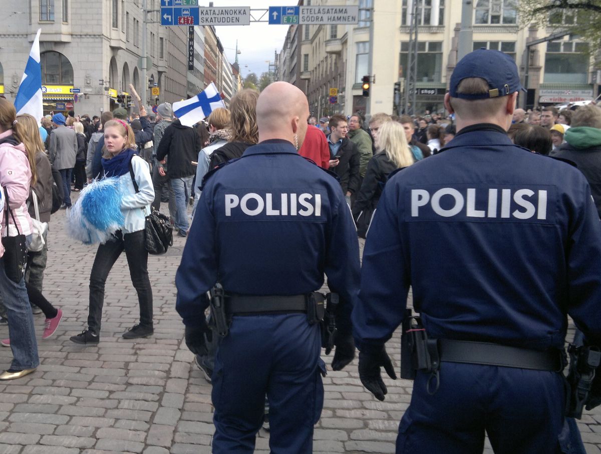 Patrole policji w Helsinkach próbowały szukać rzekomo zaginionej kobiety. W tym czasie mąż próbował wywieźć gdzieś jej ciało, zawinięte w dywan