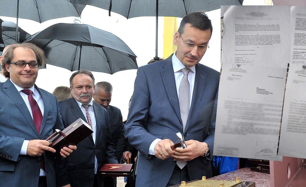 Rok 2017. Premier Morawiecki wbija w stępkę pamiątkową tablicę. 