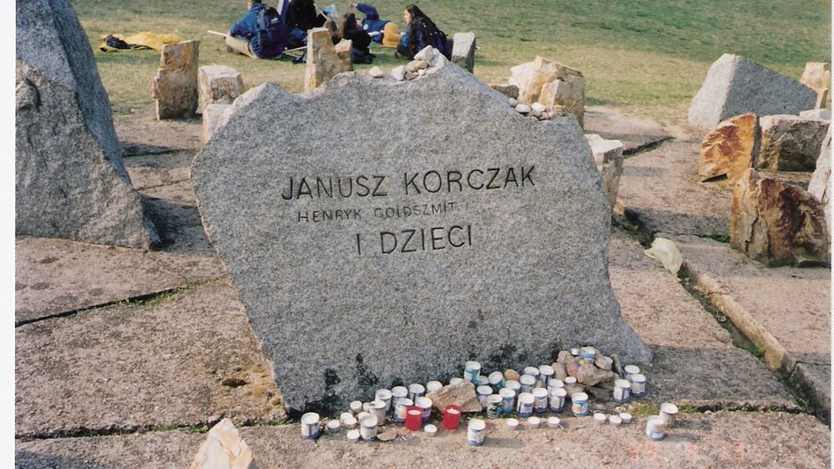 Symboliczny grób Janusza Korczaka w Treblince. To tu z Umschlagplatzu  przyjechał pedagog i dwustu jego podopiecznych