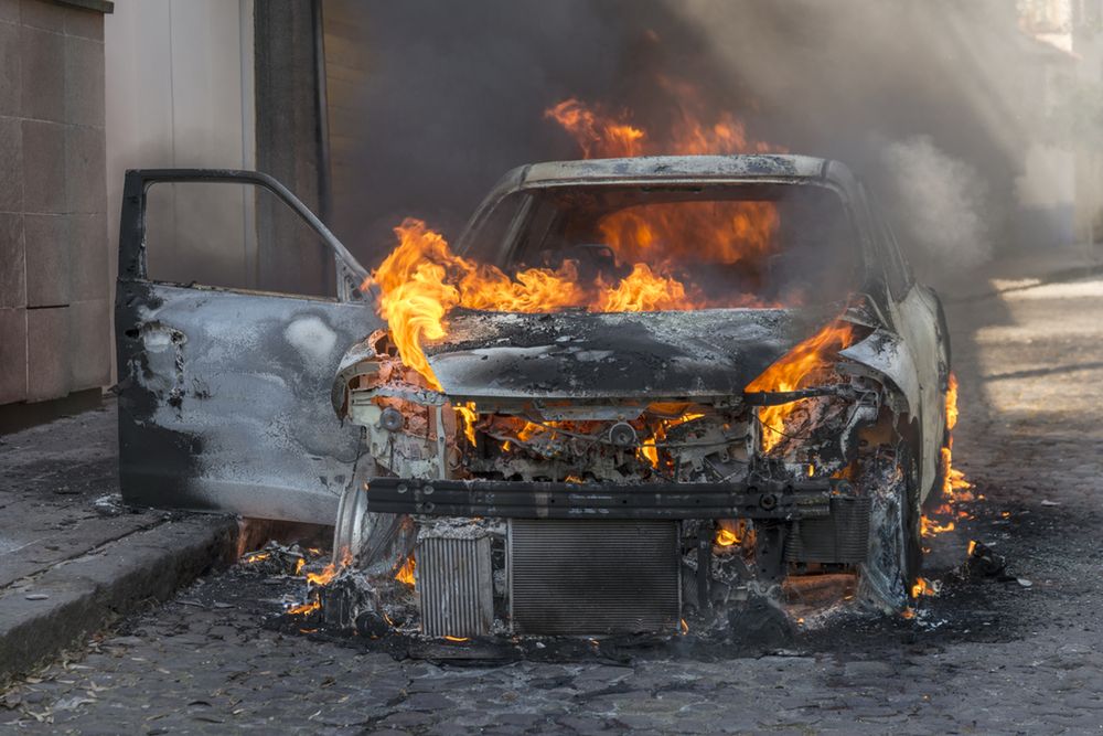 Zdjęcie płonącego samochodu z Shutterstock