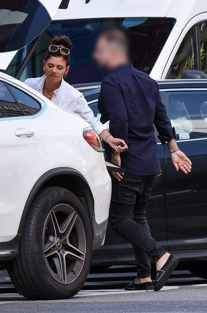 Klaudia Halejcio stroi mini, pakując obraz do bagażnika