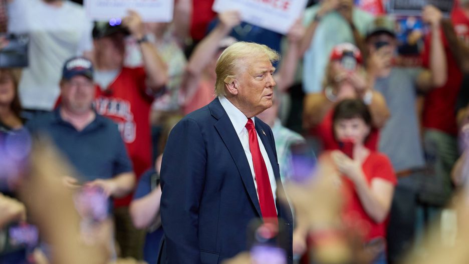 Republican presidential nominee Donald J. Trump and running mate JD Vance hold first joint campaign rally
epa11489813 Republican presidential nominee Donald J. Trump arrives to his first joint rally with Republican vice presidential nominee Senator JD Vance at Van Andel Arena in Grand Rapids, Michigan, USA, 20 July 2024.  EPA/ALLISON DINNER 
Dostawca: PAP/EPA.
ALLISON DINNER