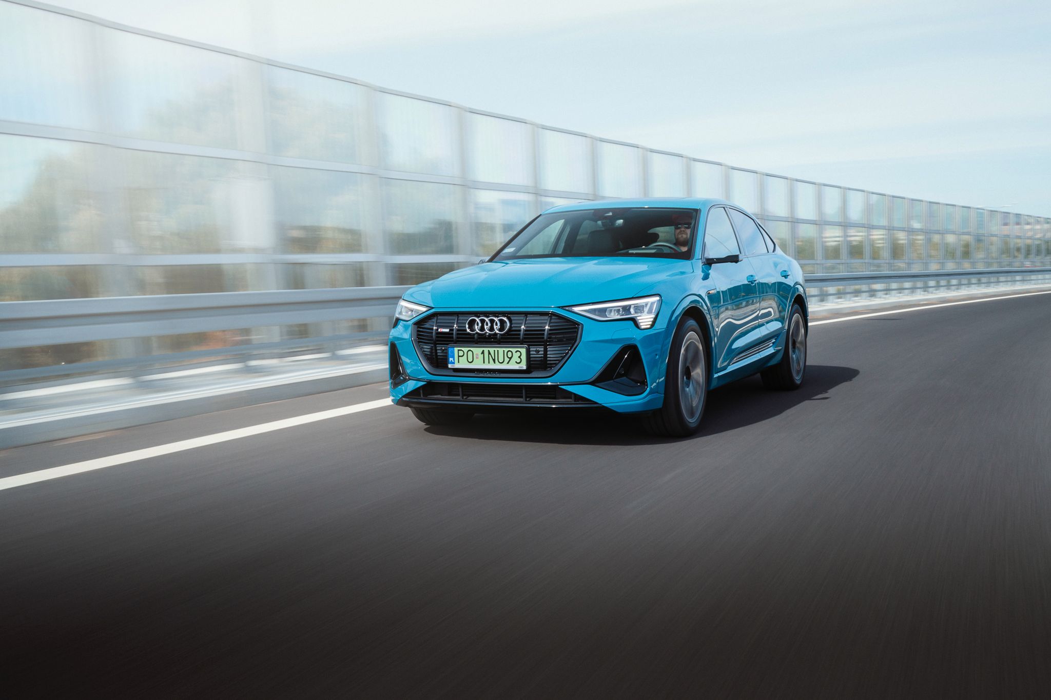 Audi e-tron Sportback posiada multum systemów asystujących kierowcę, ale jednocześnie prowadzi się tak dobrze, że nie będzie on za często chciał zdawać się na ich pomoc - ten samochód po prostu angażuje!