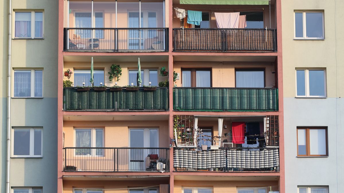 DAREK11
stare, blok, wielka, komuna, europa, wschodnie, polska, betonowe, mieszkania, budynek, dom, ul, blokowisko, szare, blokowiska, balkon, okno, antena, cena, wieżowiec, budowa, inflacja, rodzina, komunalne, na wynajem, niebieskie, niebo, stary, komunistyczne, socjalistyczne, boom, budowlany, kredyt, hipoteka, konstrukcja, budowla, ruina, do remontu, architektura, miejski, widok, pejzaż, kamienica, inwestycja, zakup, mieszkanie, pokoje