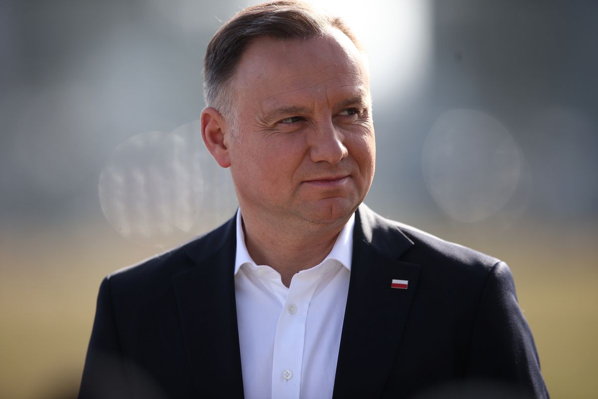 Jasionka, 14.04.2022. Prezydent Polski Andrzej Duda podczas wspólnej konferencji prasowej z prezydentami: Litwy Gitanasem Nausedą, Estonii Alarem Karisem i Łotwy Egilsem Levitsem na lotnisku w Jasionce k. Rzeszowa, 14 bm. Prezydenci Polski i państw bałtyckich odbyli wizytę w Kijowie, gdzie m.in. spotkali się z prezydentem Ukrainy Wołodymyrem Zełenskim. (jm) PAP/Łukasz Gągulski