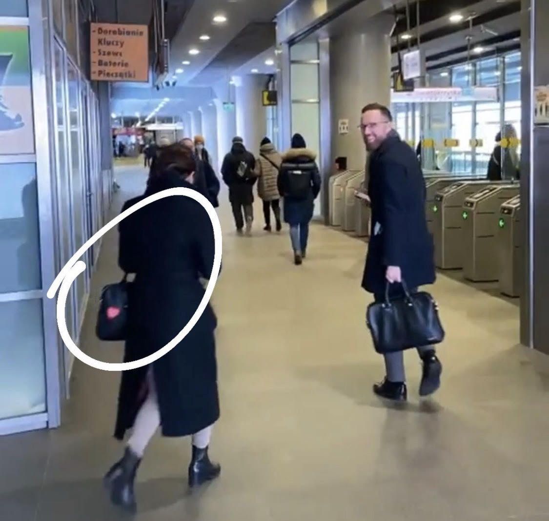 Tymoteusz Zych i Karolina Pawłowska przyłapani na stacji metra