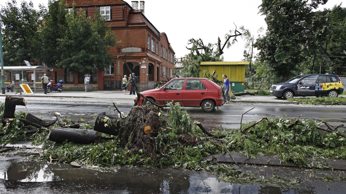 Zniszczenia spowodowane gwałtowną burzą