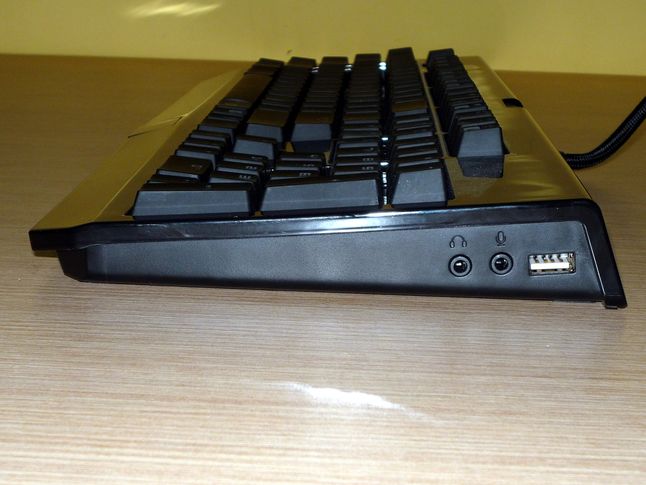Razer BlackWidow Ultimate - port USB i gniazda audio bywają przydatne